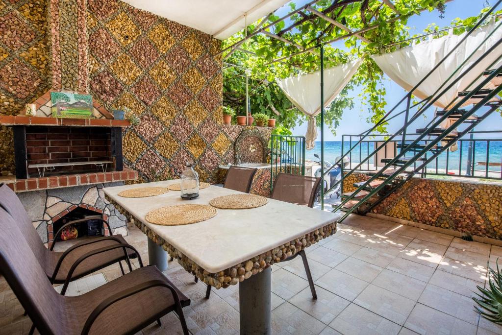Balkón alebo terasa v ubytovaní Golden Sunset Beach Apartment