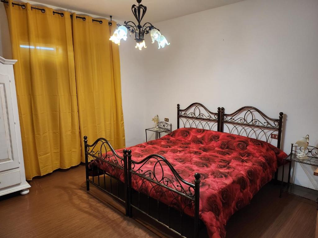 1 dormitorio con 1 cama con edredón rojo en Hotel Mondial 2, en Villasor