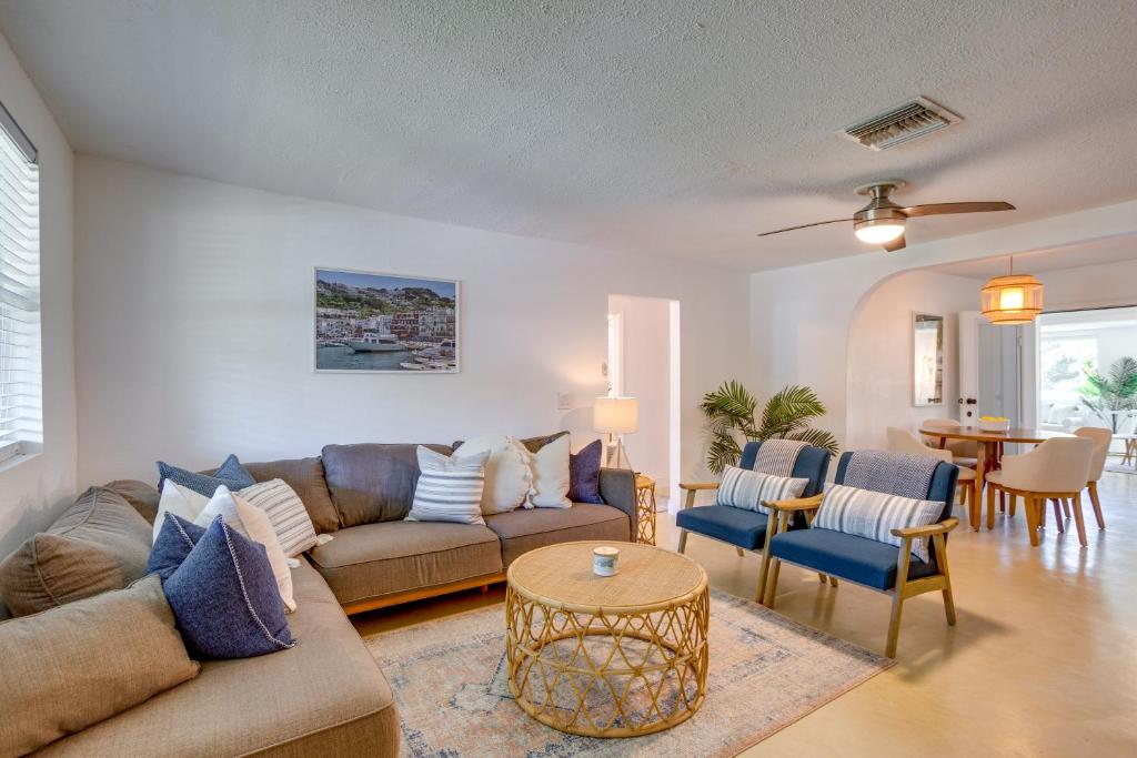 ein Wohnzimmer mit einem Sofa, Stühlen und einem Tisch in der Unterkunft Redington Beach Home Patio, Grill, Walk to Beach in St Pete Beach