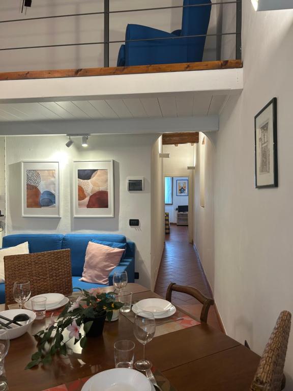 comedor con mesa y sofá azul en Lovely Florence Apartment, en Florencia