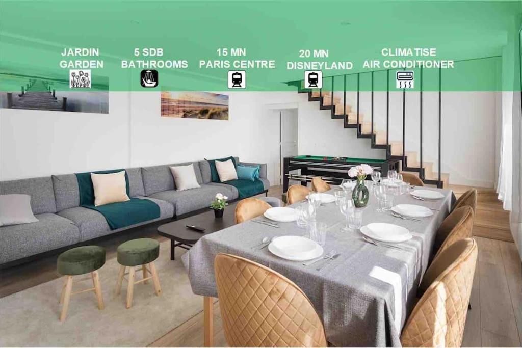 comedor con mesa, sillas y sofá en Maison moderne avec jardin12 pers proche Paris & Disney en Neuilly-sur-Marne