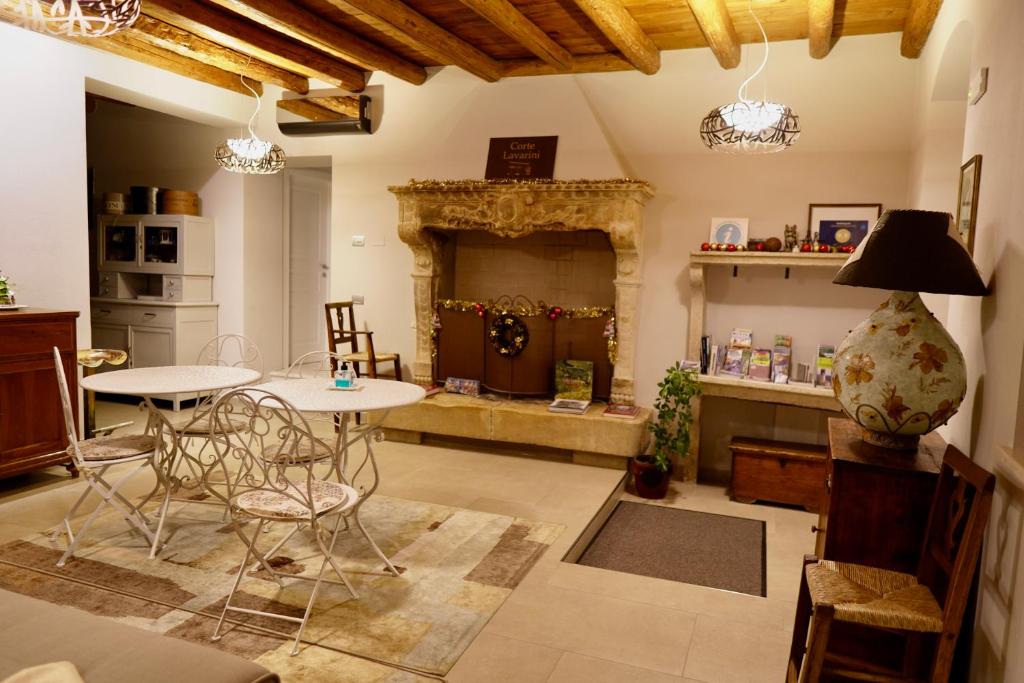uma sala de estar com uma mesa e uma lareira em Corte Lavarini The Magic At Sight em Fumane