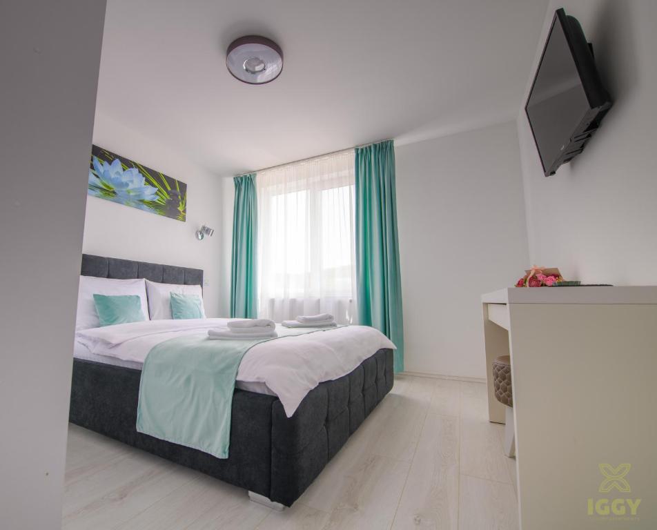 Un pat sau paturi într-o cameră la Iggy Luxury Central Apartment