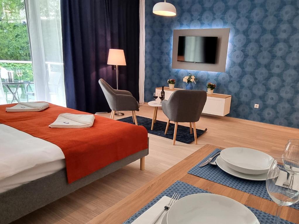 una habitación de hotel con una cama y una mesa con platos. en Baross40 Apartments, en Budapest