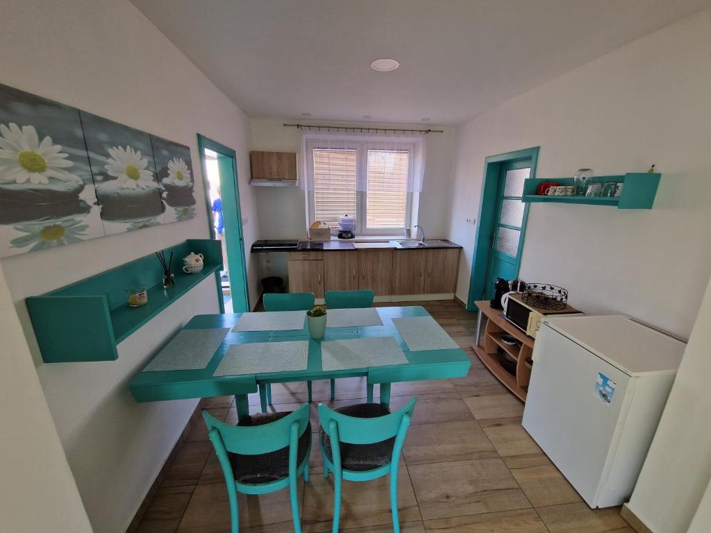 cocina con mesa y sillas en una habitación en Hannibal, en Bulhary