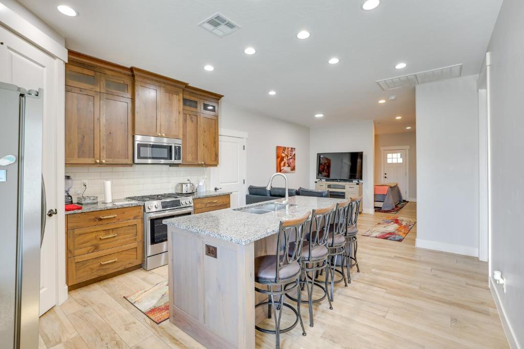 Toquerville Home with Mtn Views, Near State Parks!, Toquerville