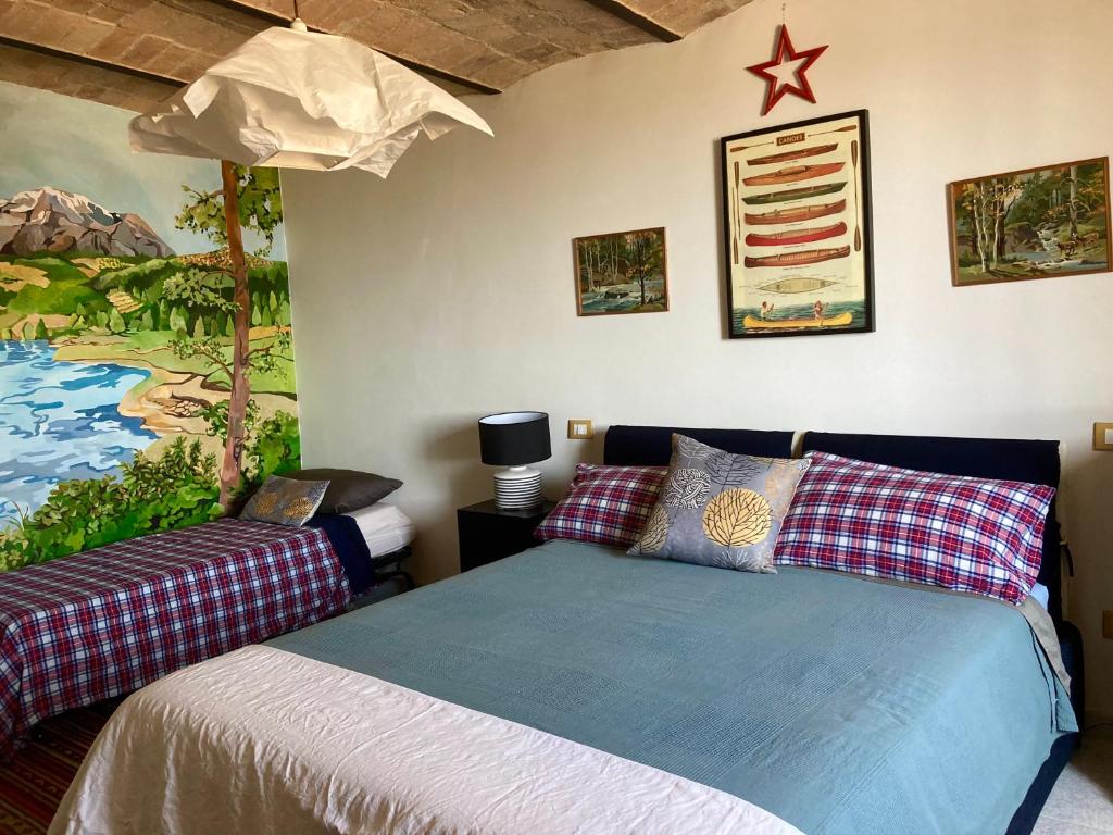 une chambre avec un lit et un tableau au mur dans l'établissement Terracielo Ramona B&B Homestay Penne, à Penne