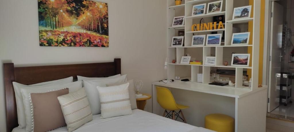 a bedroom with a bed and a desk in it at Hospedagem Quarto Chic centro Cunha in Cunha