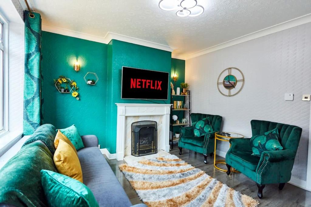 uma sala de estar com um sofá e uma lareira em *Little Haven in Leeds* ¤Private Parking¤ Ensuite em Killingbeck