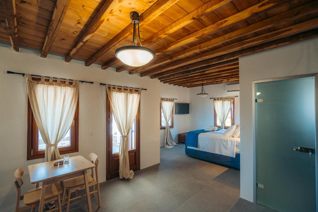 Кровать или кровати в номере Loukia Apartments
