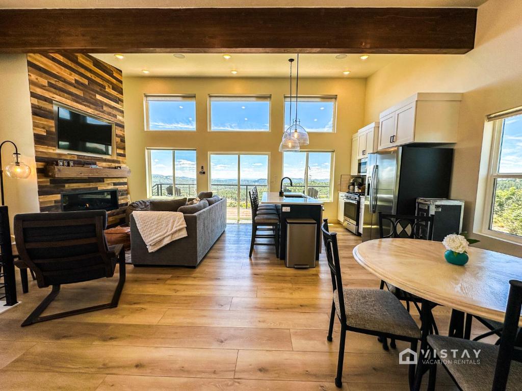TV i/ili multimedijalni sistem u objektu Bryce View Cabin - New Cabin With Amazing Views!