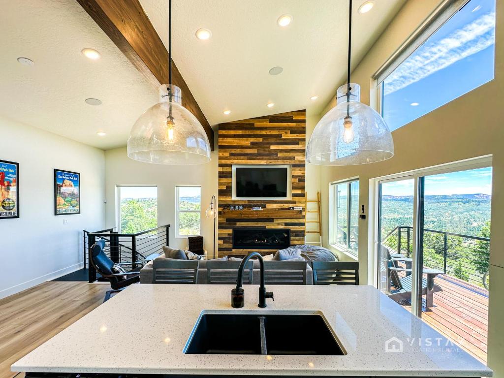 TV i/ili multimedijalni sistem u objektu Bryce View Cabin - New Cabin With Amazing Views!