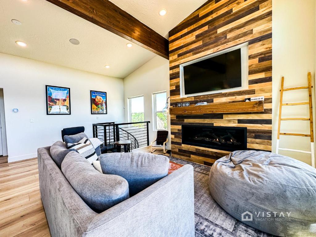 TV i/ili multimedijalni sistem u objektu Bryce View Cabin - New Cabin With Amazing Views!