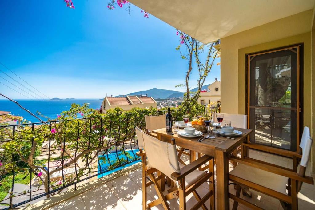 d'une table et de chaises sur un balcon avec vue sur l'océan. dans l'établissement Azure Apartment with Sea view in Kalkan, à Kalkan