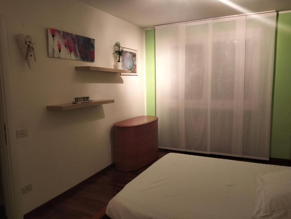Postel nebo postele na pokoji v ubytování Dimora Poderina Cod Z01019