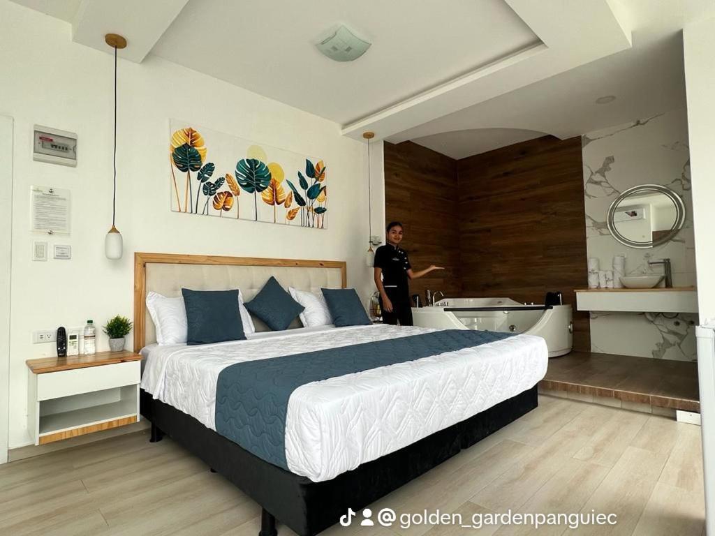 Кровать или кровати в номере Golden Garden hotel & suites