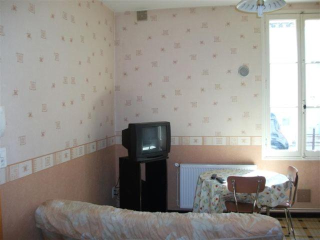 Cette chambre dispose d'une télévision, d'une table et d'une chaise. dans l'établissement Ducos, à Agen