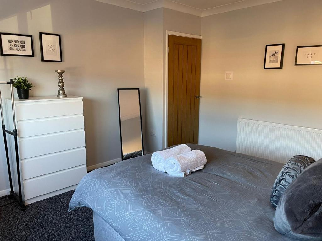 a bedroom with a bed with two towels on it at Bottesford Apartments in Brumby