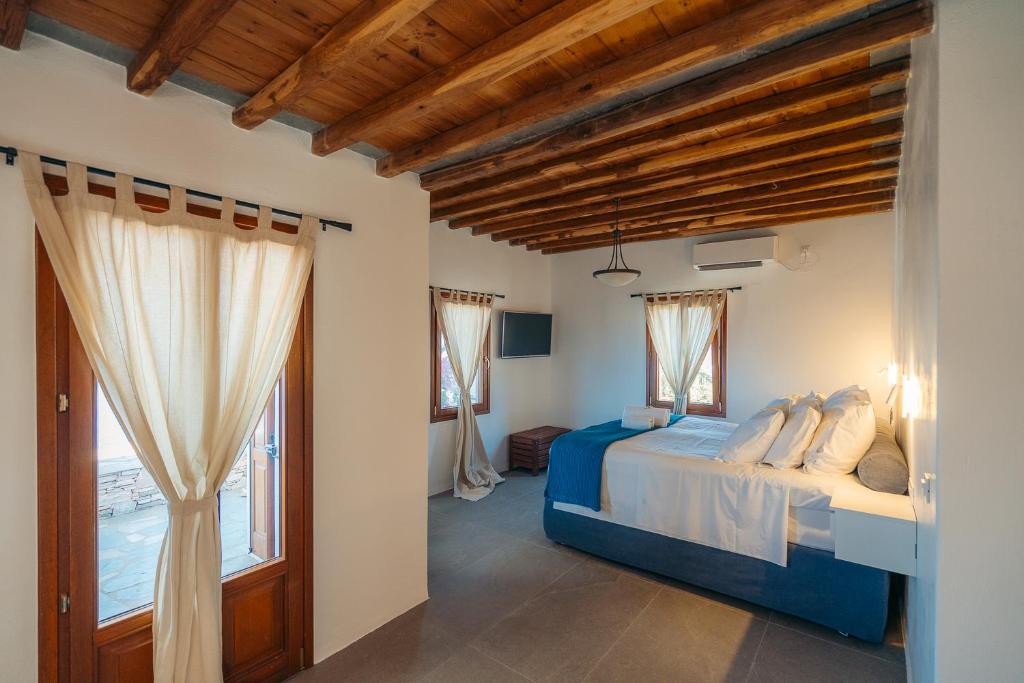 Кровать или кровати в номере Loukia Apartments