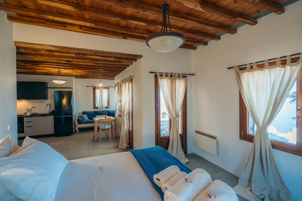 Кровать или кровати в номере Loukia Apartments