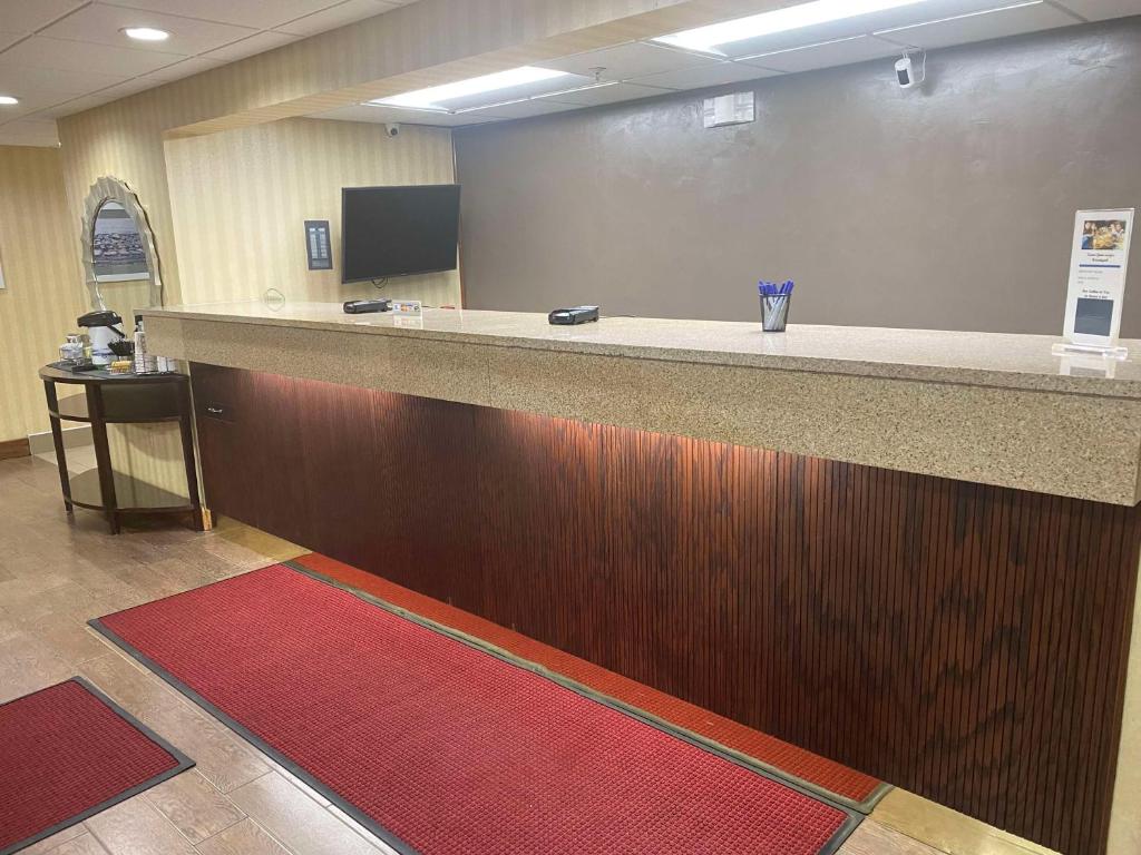 a lecture room with a large counter and a podium at SureStay by Best Western Grayson in Grayson