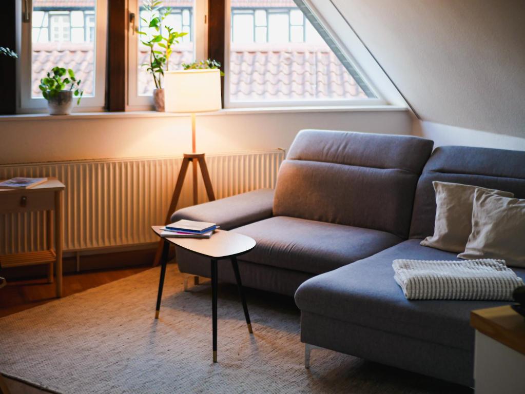 ein Wohnzimmer mit einem Sofa und einem Tisch in der Unterkunft Gemütliche Oase in Detmolder City in Detmold