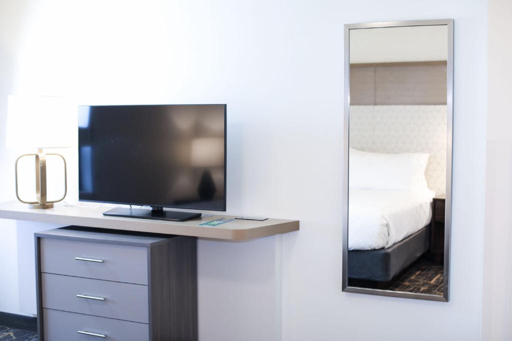 Holiday Inn & Suites St. Cloud, an IHG Hotel - 