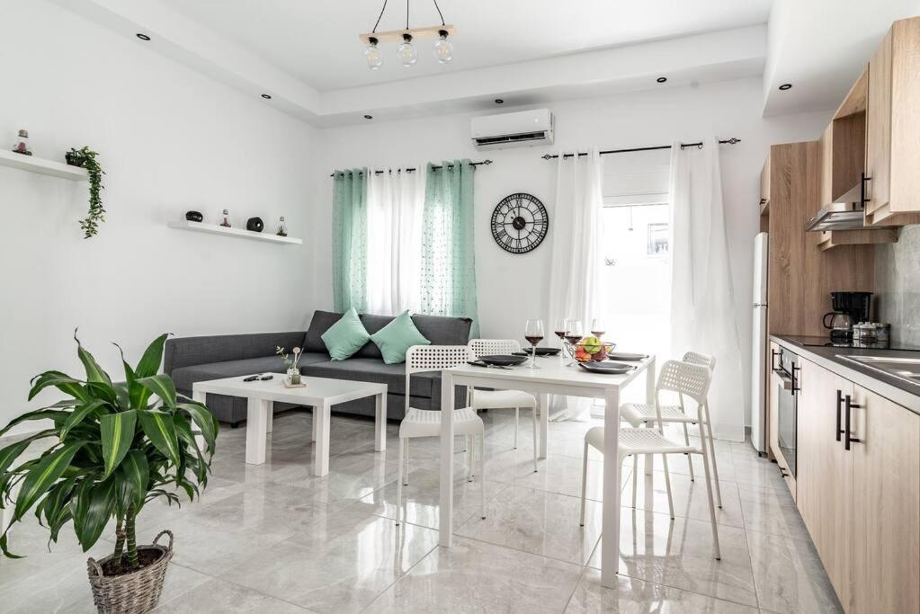 cocina y sala de estar con mesa y sofá en Modern & Stylish flat for friends & couples en Heraclión