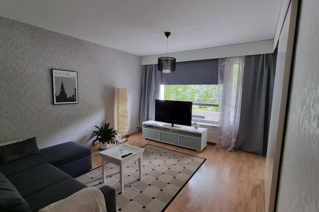 ein Wohnzimmer mit einem Sofa und einem TV in der Unterkunft Apartment Honkatie in Kokkola
