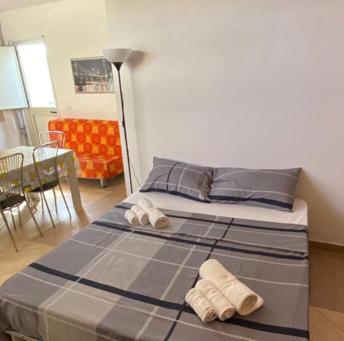 - un lit dans une chambre avec 2 serviettes dans l'établissement Loft Ricadi da amare a due passi da Tropea con WiFi e barbecue, à Ricadi