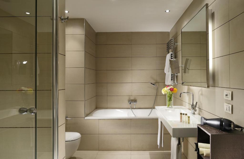 Koupelna v ubytování Milan Suite Hotel