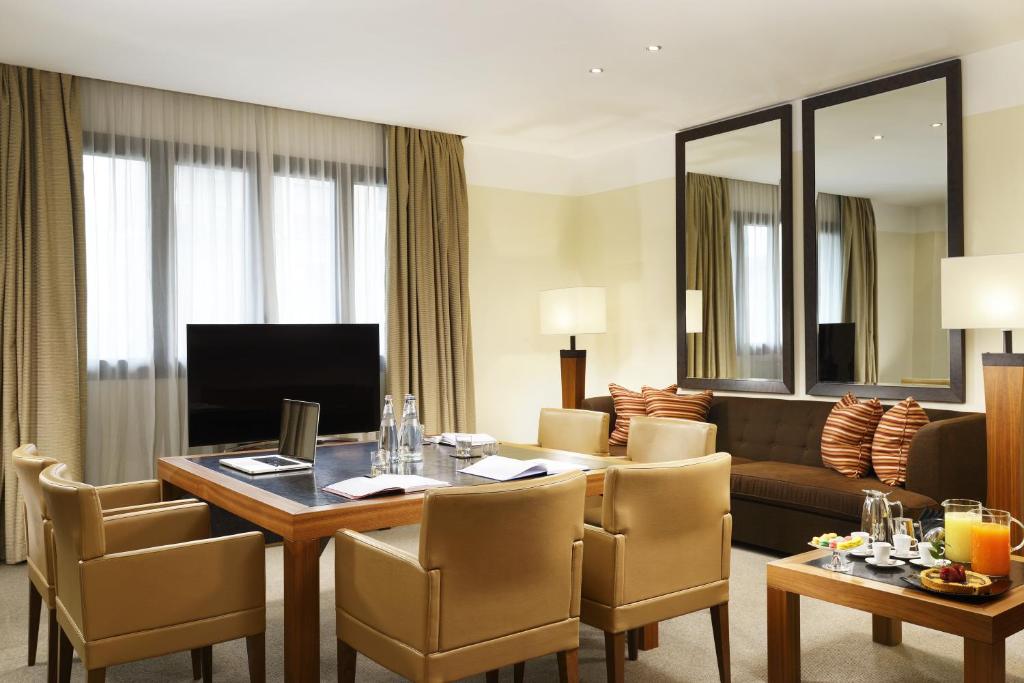 TV a/nebo společenská místnost v ubytování Milan Suite Hotel