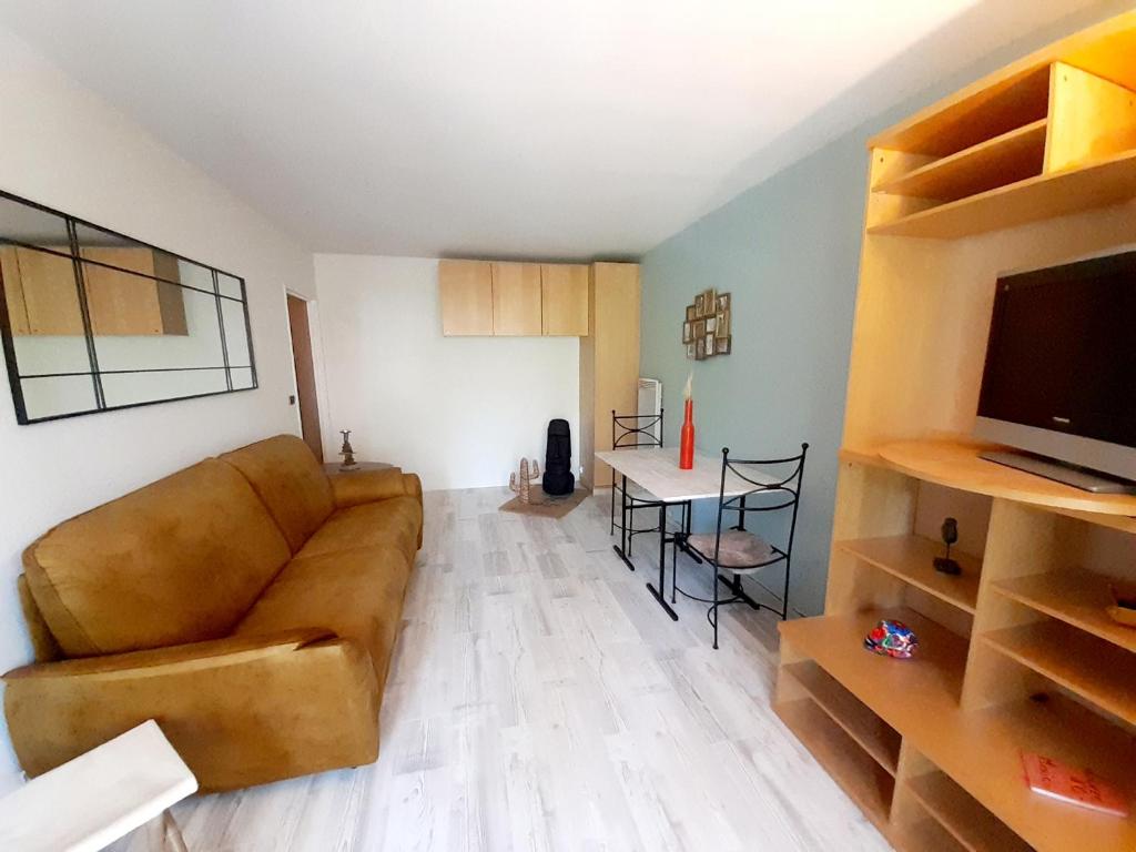 a living room with a couch and a table at UBAYE.MEXICO in Barcelonnette