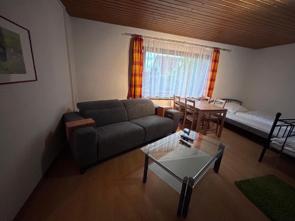 uma sala de estar com um sofá e uma mesa em FeWo Michistrasse em Forchheim