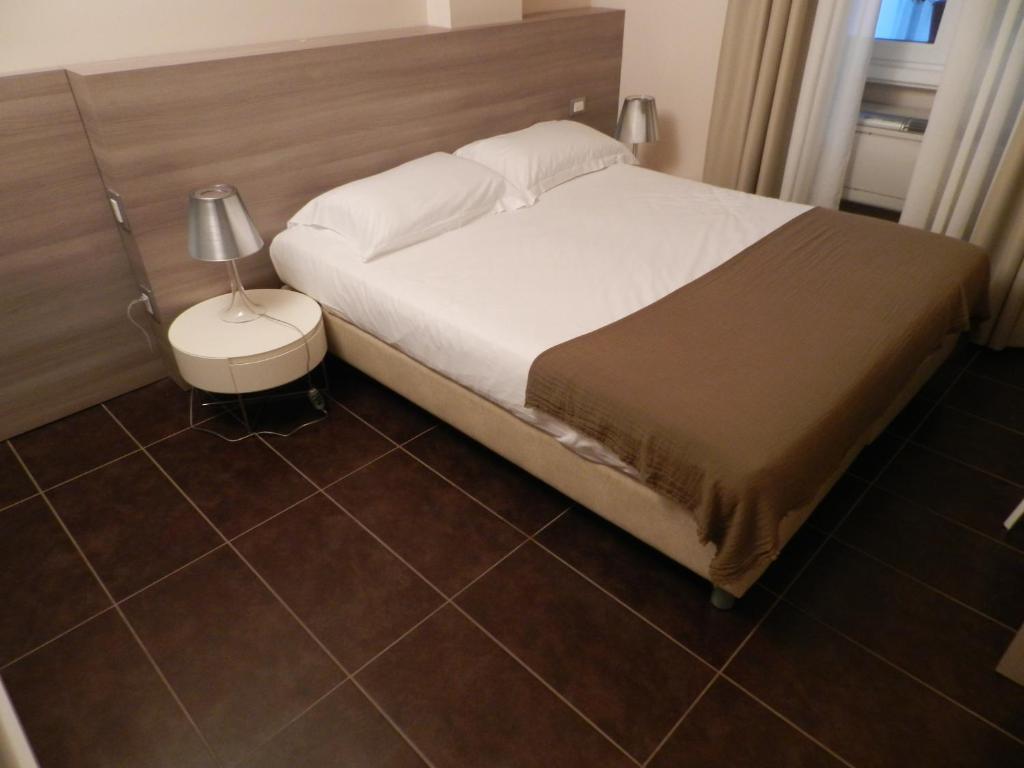 Łóżko lub łóżka w pokoju w obiekcie HLL Hotel Lungolago Lecco-Como Lake