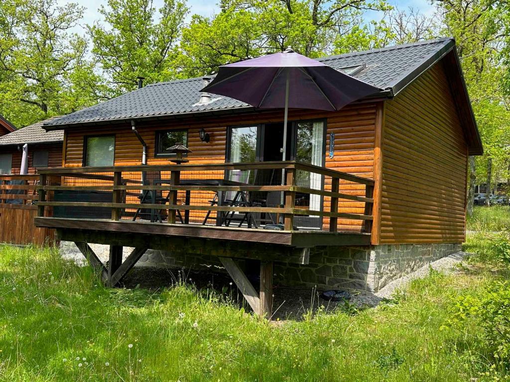 索姆勒茲的住宿－South Soul Cottage，甲板上配有遮阳伞的小木屋