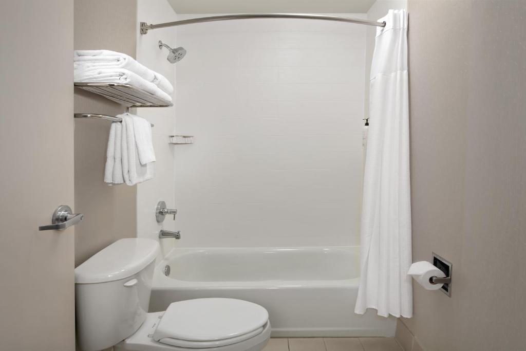 Koupelna v ubytování SpringHill Suites by Marriott Portland Vancouver