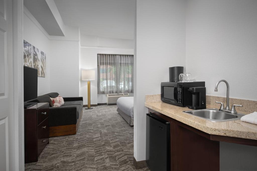 Postel nebo postele na pokoji v ubytování SpringHill Suites by Marriott Portland Vancouver