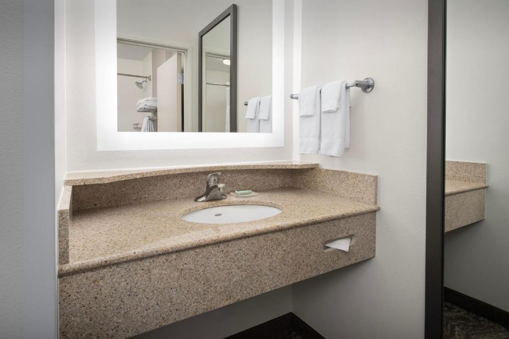Koupelna v ubytování SpringHill Suites by Marriott Portland Vancouver