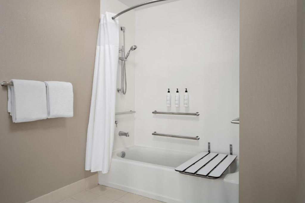 Koupelna v ubytování SpringHill Suites by Marriott Portland Vancouver