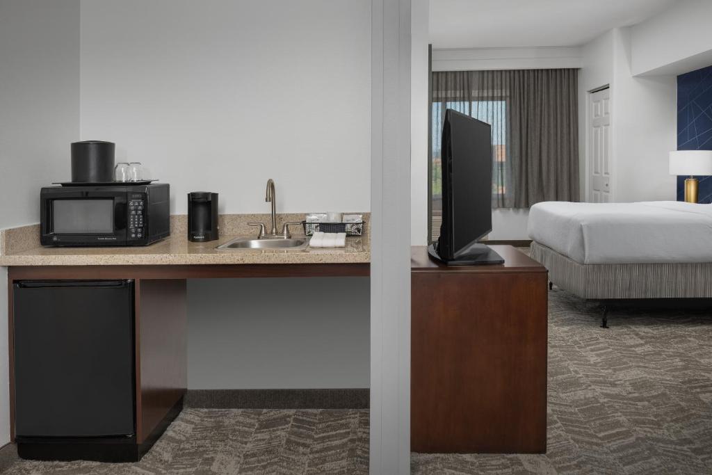 TV a/nebo společenská místnost v ubytování SpringHill Suites by Marriott Portland Vancouver