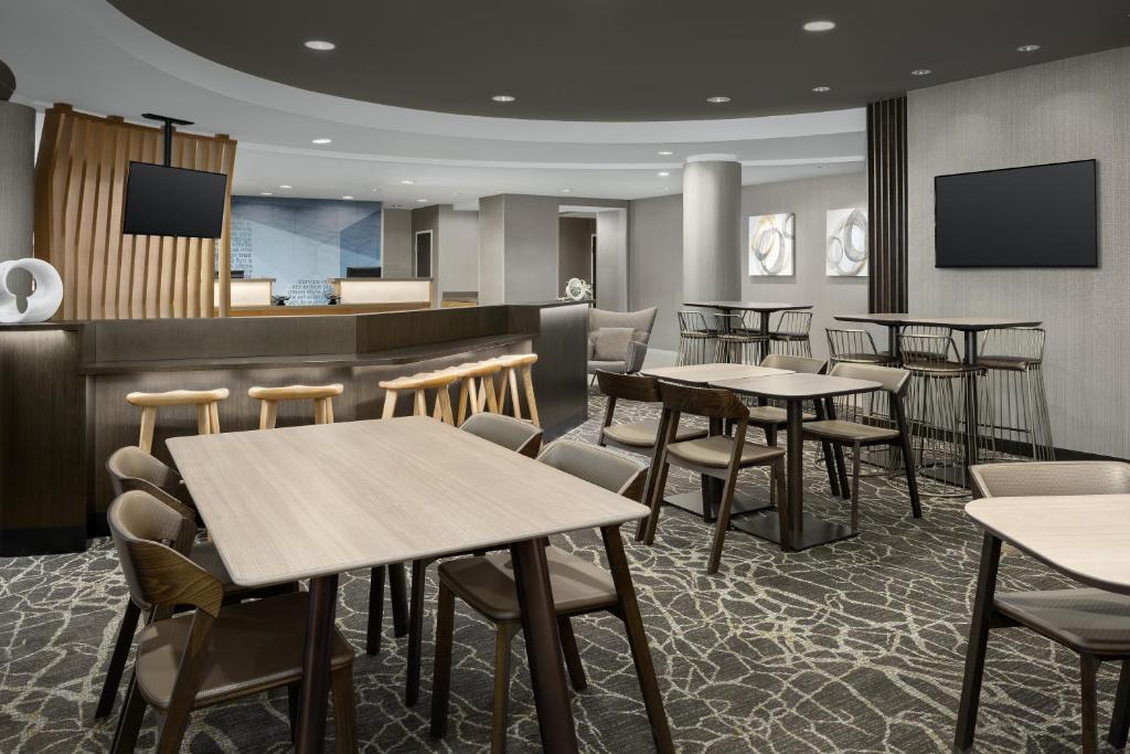 TV a/nebo společenská místnost v ubytování SpringHill Suites by Marriott Portland Vancouver