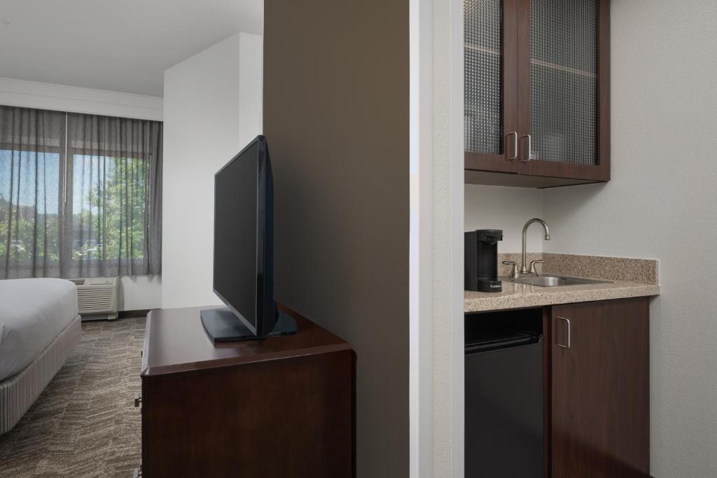 TV a/nebo společenská místnost v ubytování SpringHill Suites by Marriott Portland Vancouver