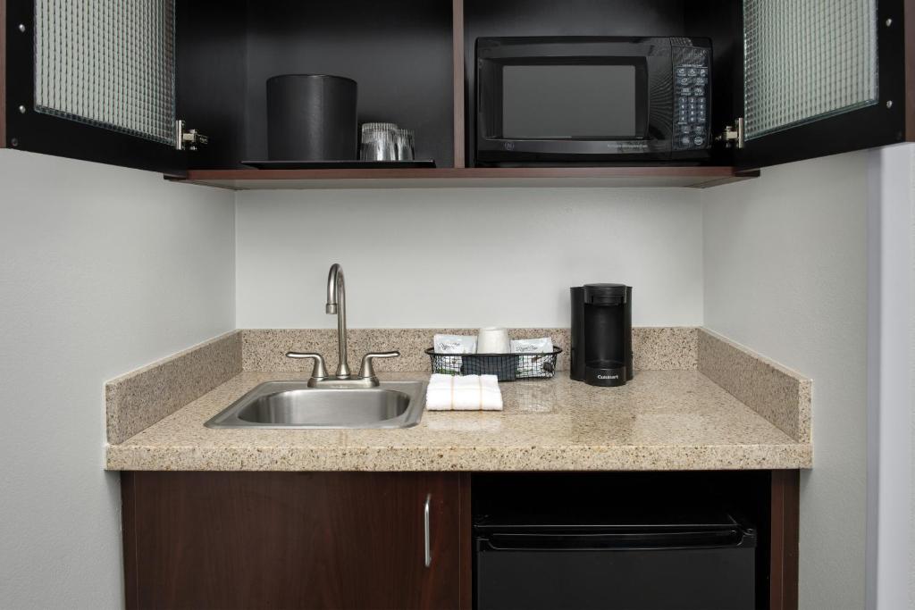 Kuchyň nebo kuchyňský kout v ubytování SpringHill Suites by Marriott Portland Vancouver