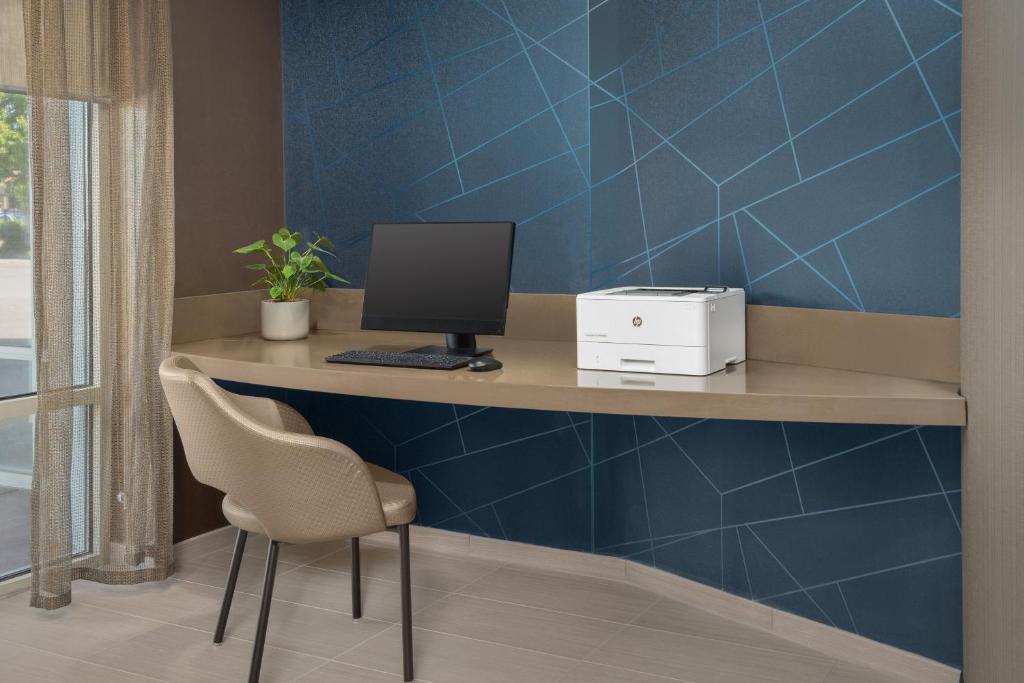 TV a/nebo společenská místnost v ubytování SpringHill Suites by Marriott Portland Vancouver