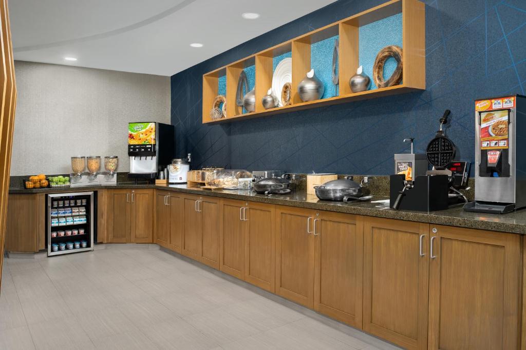 Kuchyň nebo kuchyňský kout v ubytování SpringHill Suites by Marriott Portland Vancouver