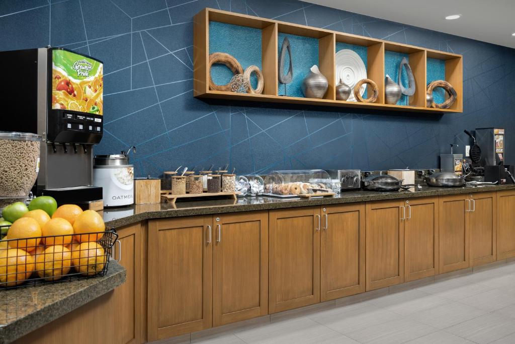 Kuchyň nebo kuchyňský kout v ubytování SpringHill Suites by Marriott Portland Vancouver