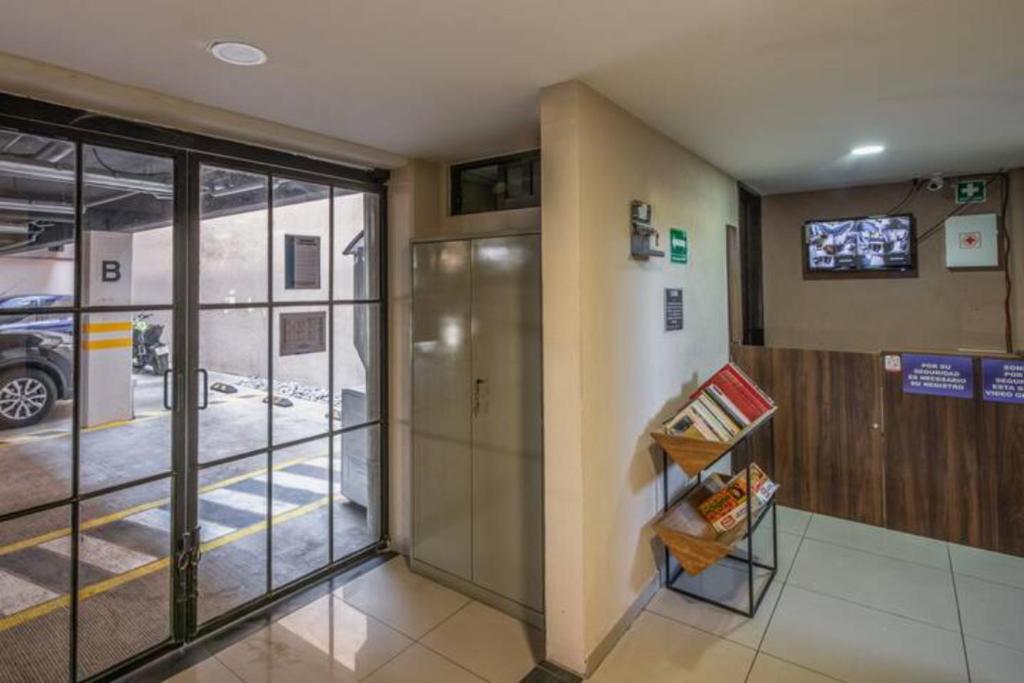 a lobby with a door to a parking lot at S55 SUITE DE LUJO CON TODO LO NECESARIO A 5 MIN ITESM CEM in Mexico City