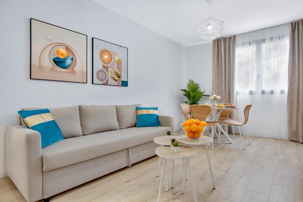 un salon avec un canapé et une table dans l'établissement Terralmar Beach & City, à Malaga