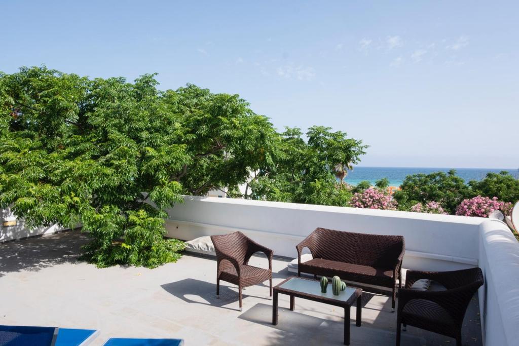 2 sedie e un tavolo sul balcone con vista sull'oceano di Villa Azzurra a pochi passi dal mare a San Vito lo Capo